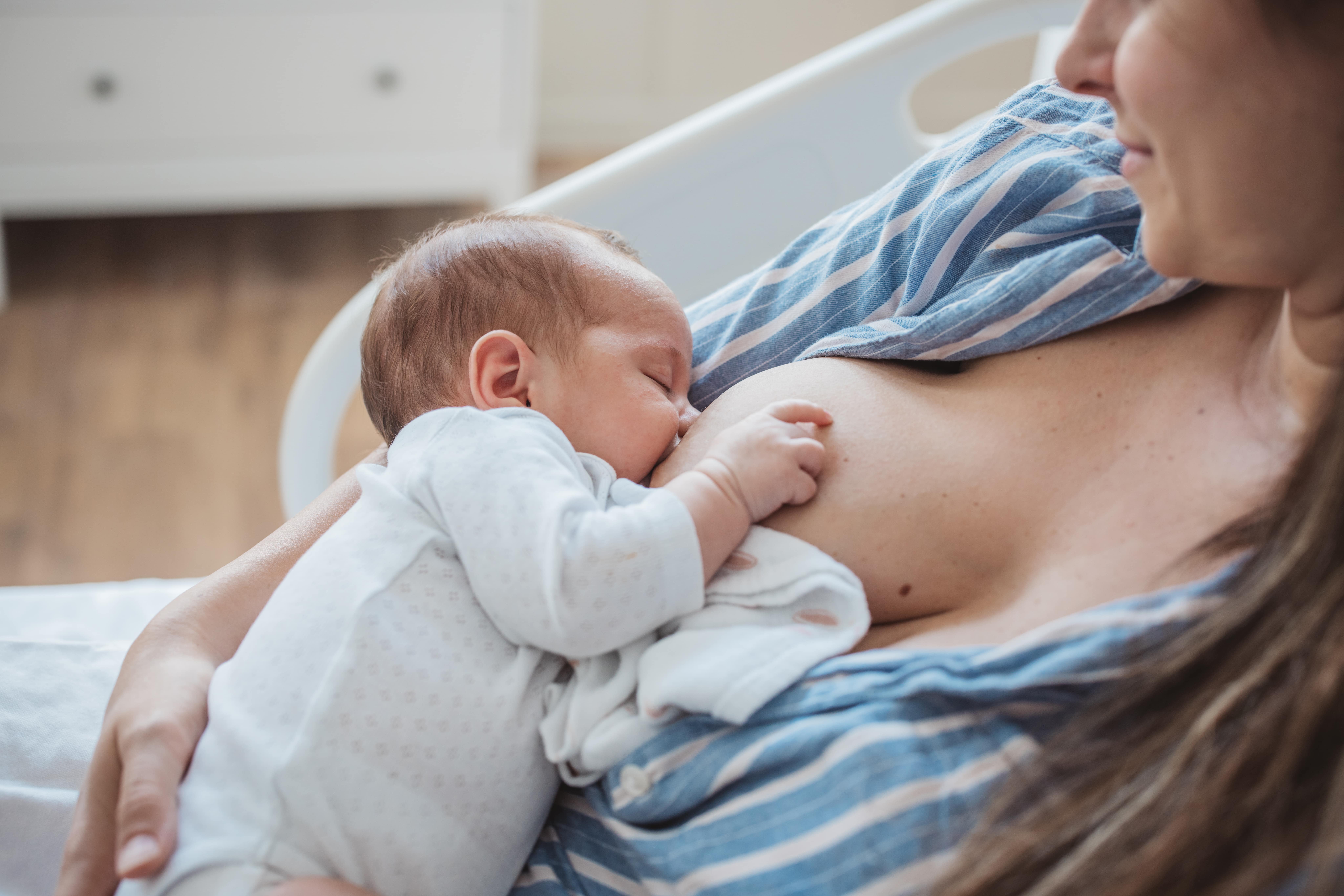 媽媽哺乳給寶寶喝時，將有助於提升寶寶的保護力。