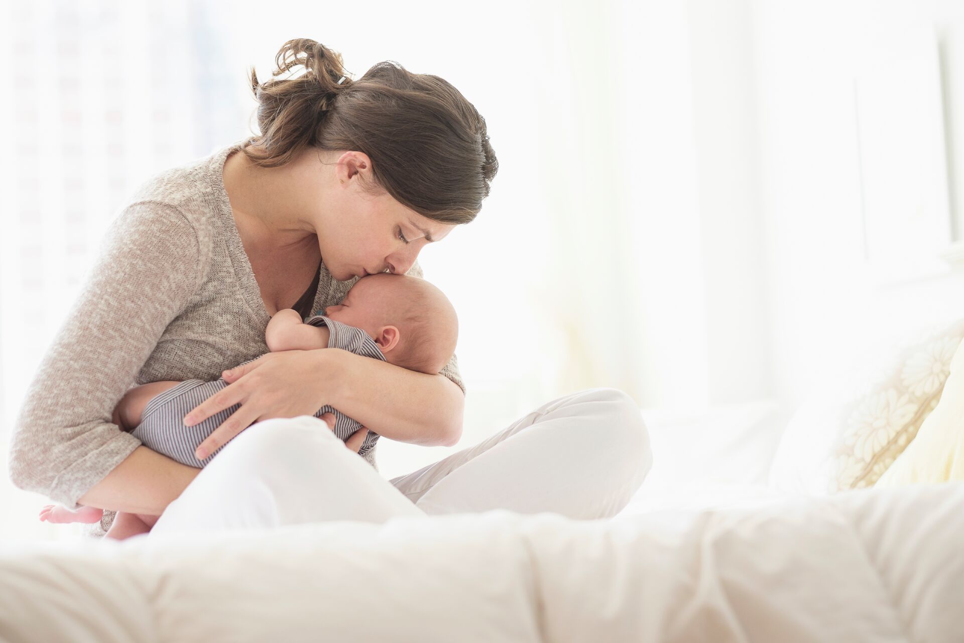 媽媽若發現初乳延遲，可以輕輕按摩乳房，促進乳汁分泌。