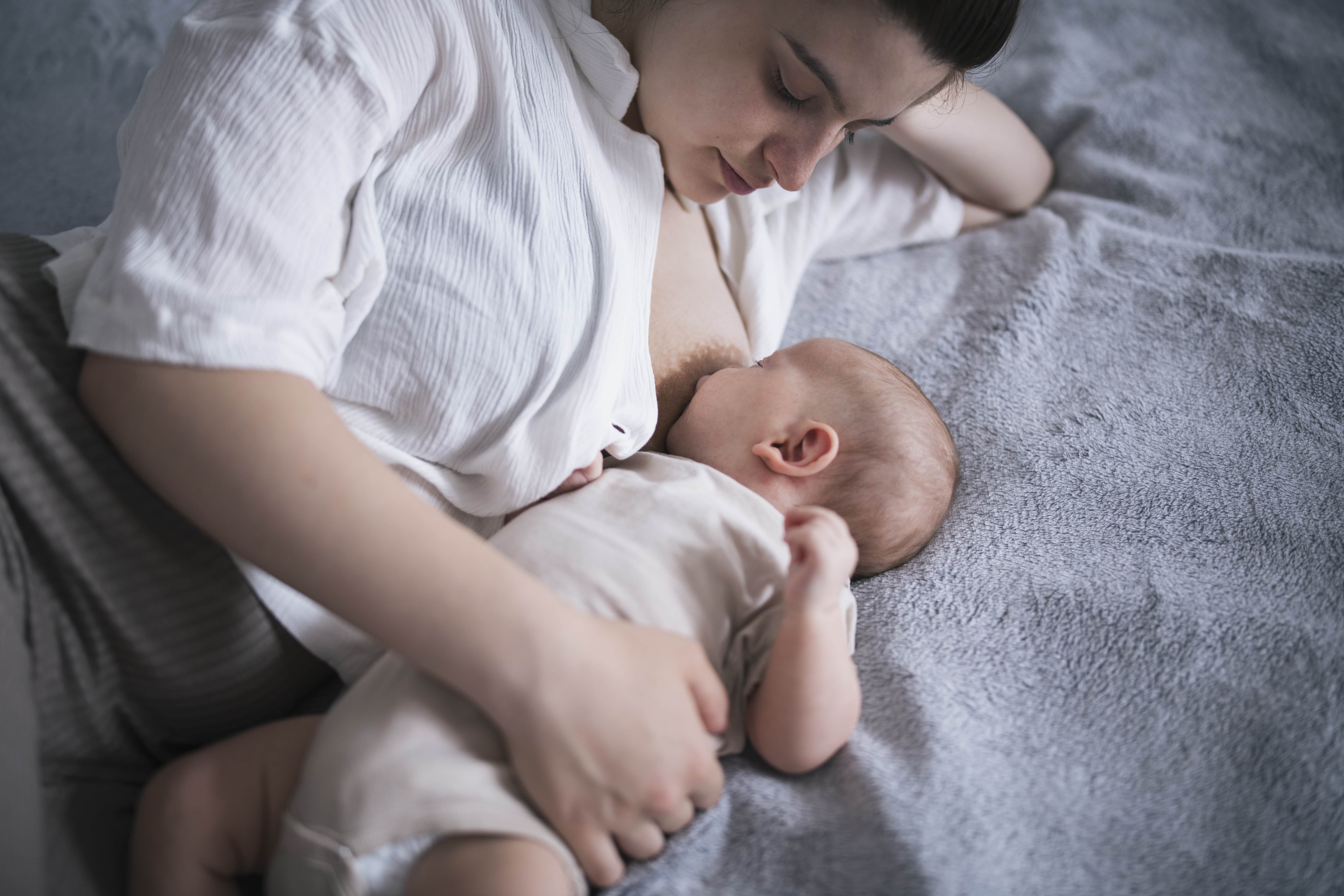 媽媽哺餵母乳時，應時時觀察寶寶的一舉一動，若發現新生兒餵奶睡著時，可適時叫醒寶寶。