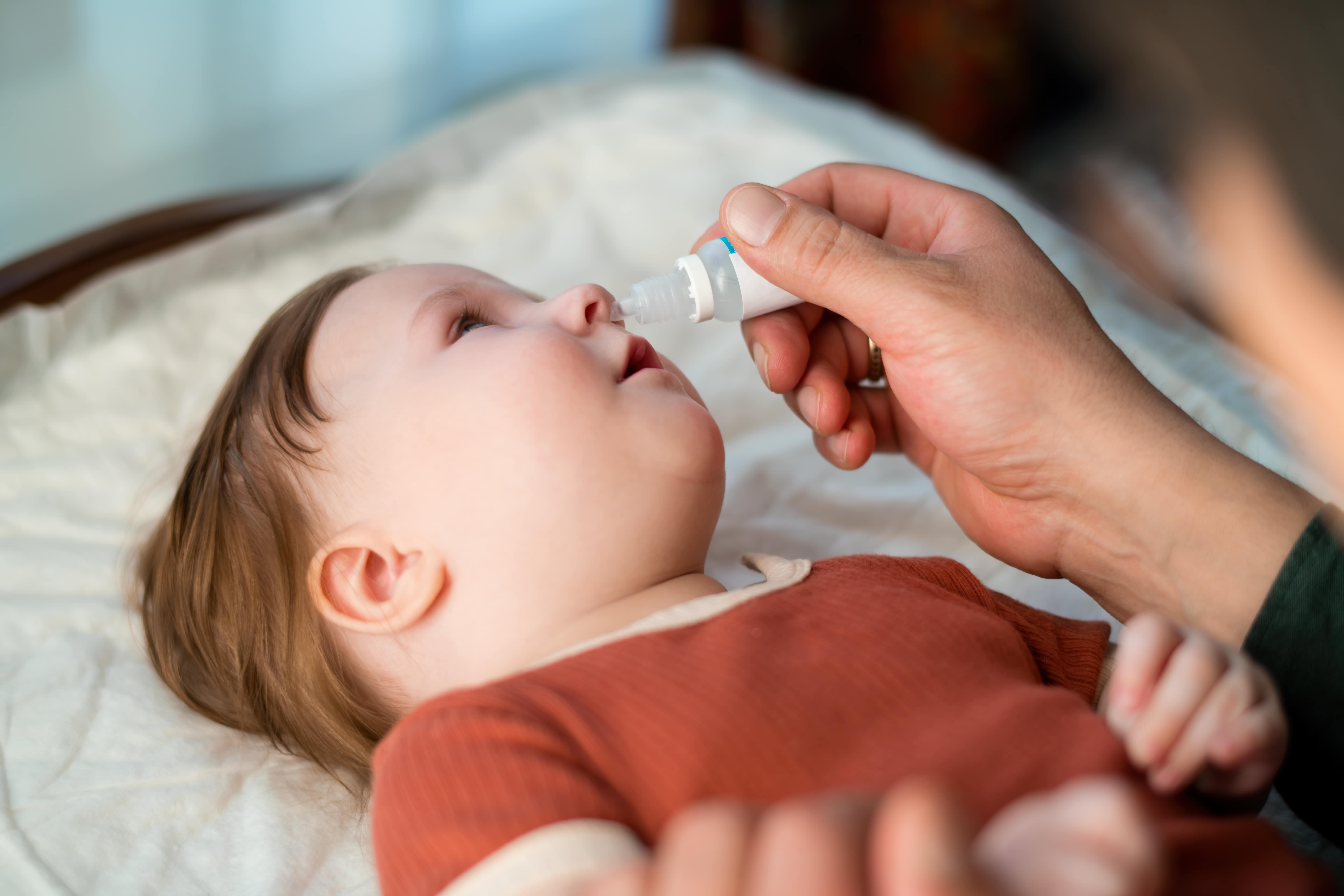 嬰兒打噴嚏時，鼻腔容易分泌過多鼻水導致鼻塞，此時父母可使用嬰兒專用吸鼻器，替寶寶抽吸鼻涕。