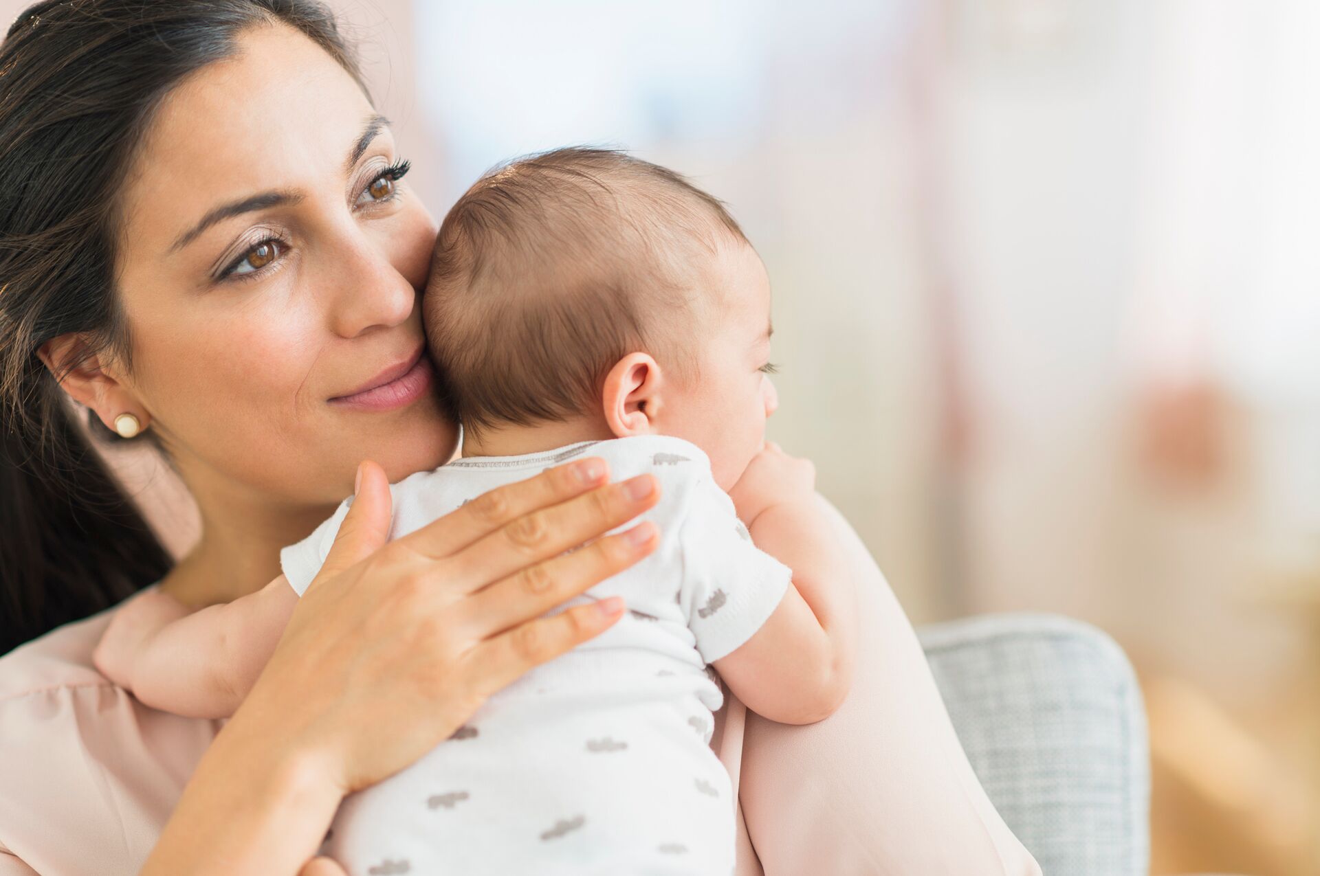 新生兒咳嗽有痰時，父母可以輕輕地替寶寶拍背，幫助寶寶將肺部的痰液咳出。