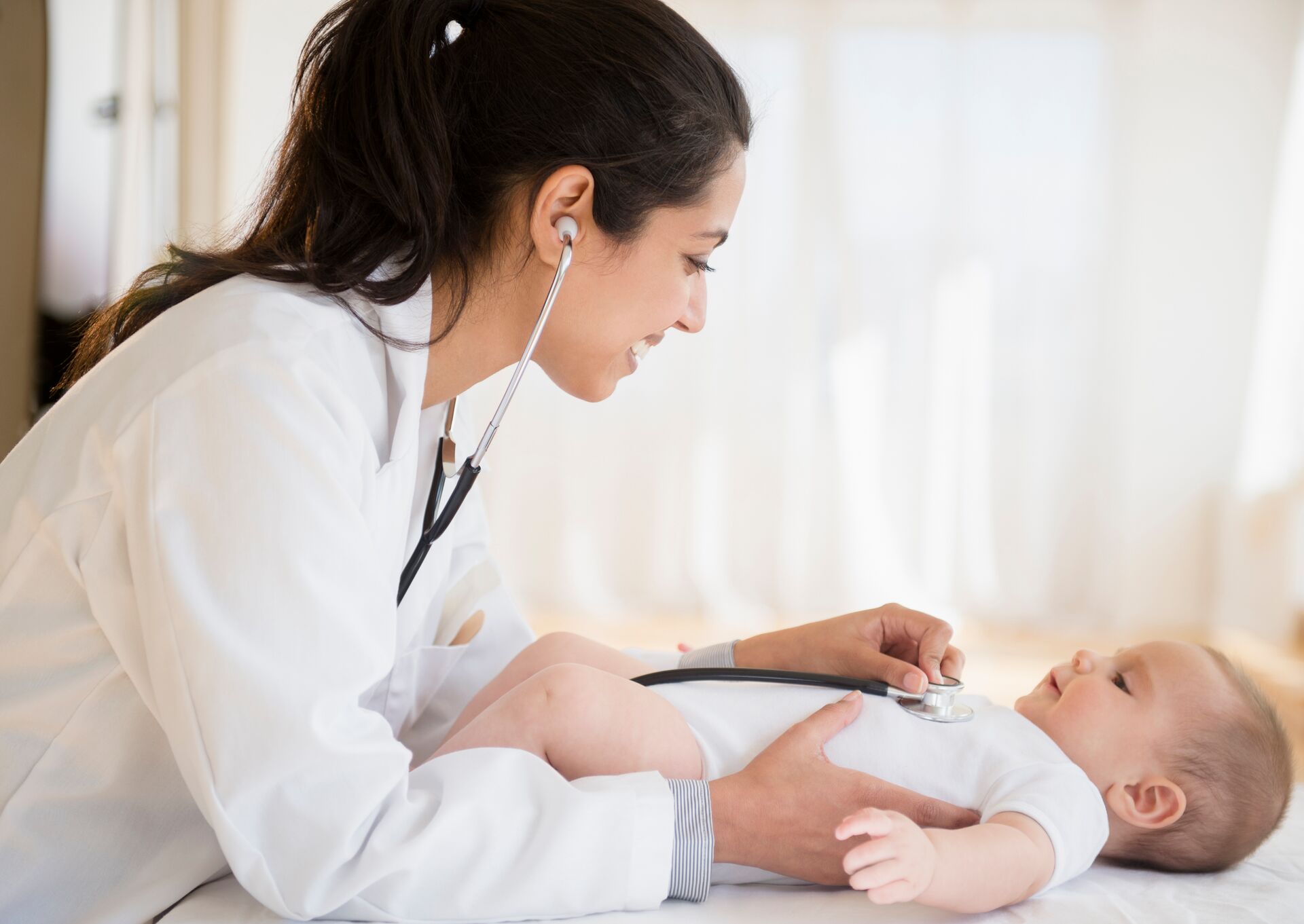 若父母發現寶寶鼻塞的情況已嚴重影響到寶寶的睡眠、飲食品質，應及時帶寶寶就診諮詢。