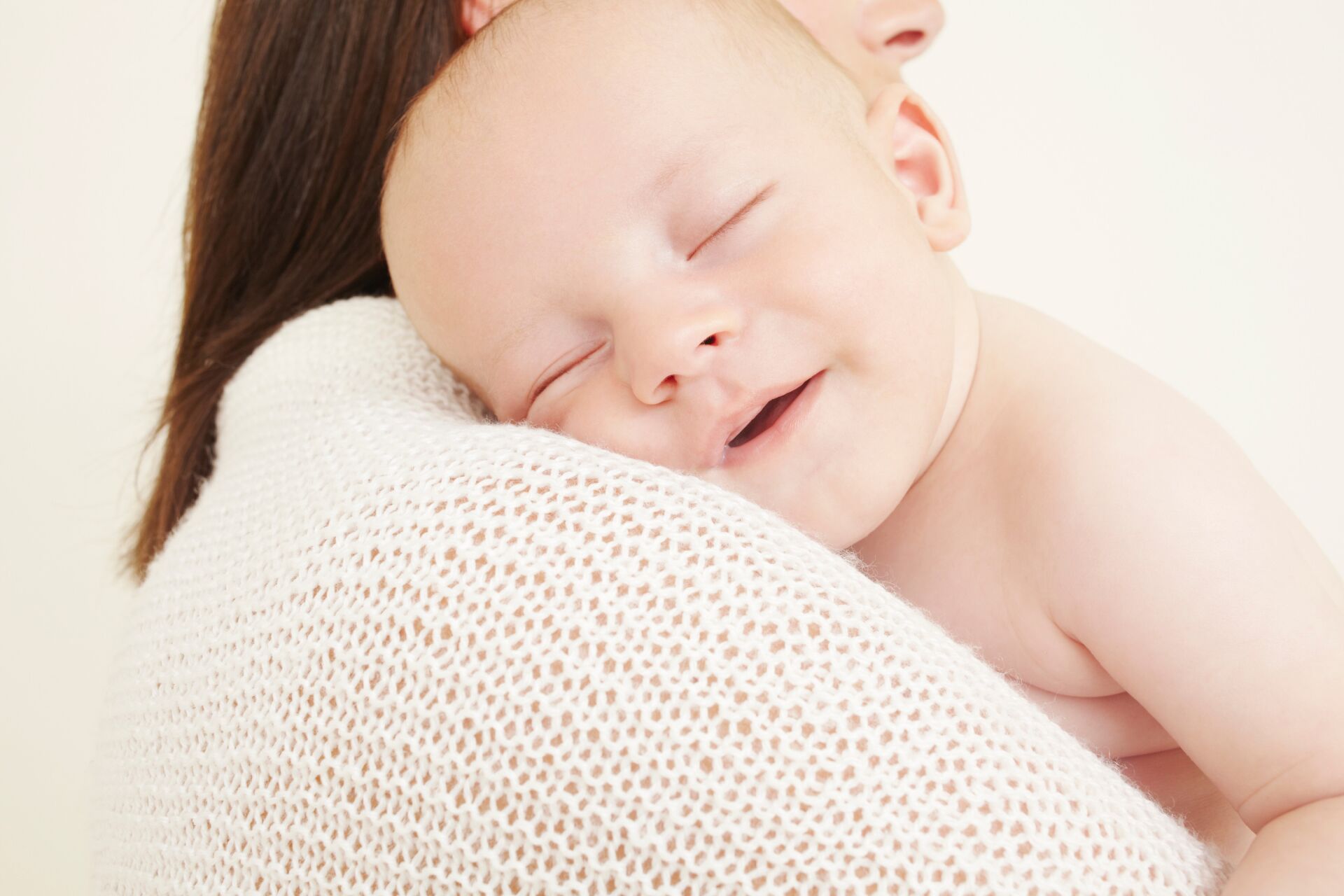 寶寶鼻塞時，父母可適當地調整寶寶睡姿，減少寶寶鼻涕倒流的情況。