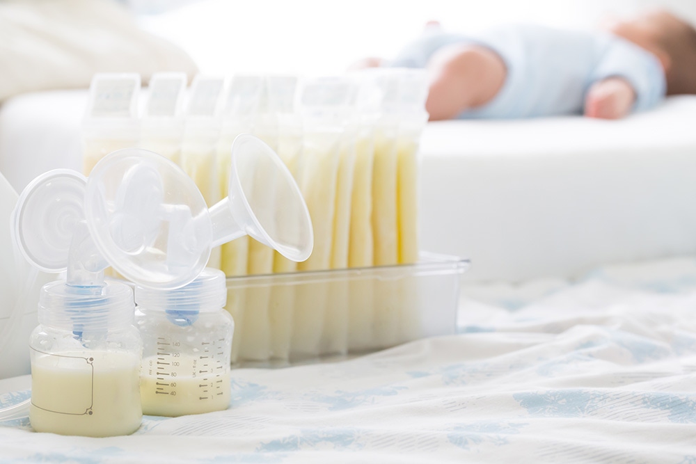 母奶加熱沒喝時，若加熱後的母乳已碰過寶寶的口水，需在常溫一小時內喝完。