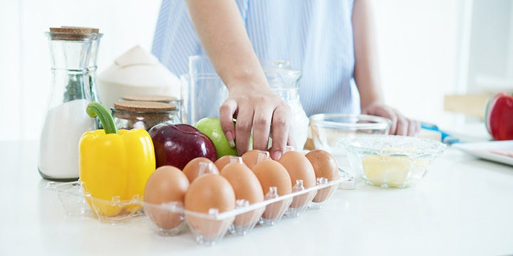 未經高溫殺菌的乳製品是孕期的一大飲食禁忌,另外未煮熟的肉類等也都應避免食用,以免影響寶寶的發育。