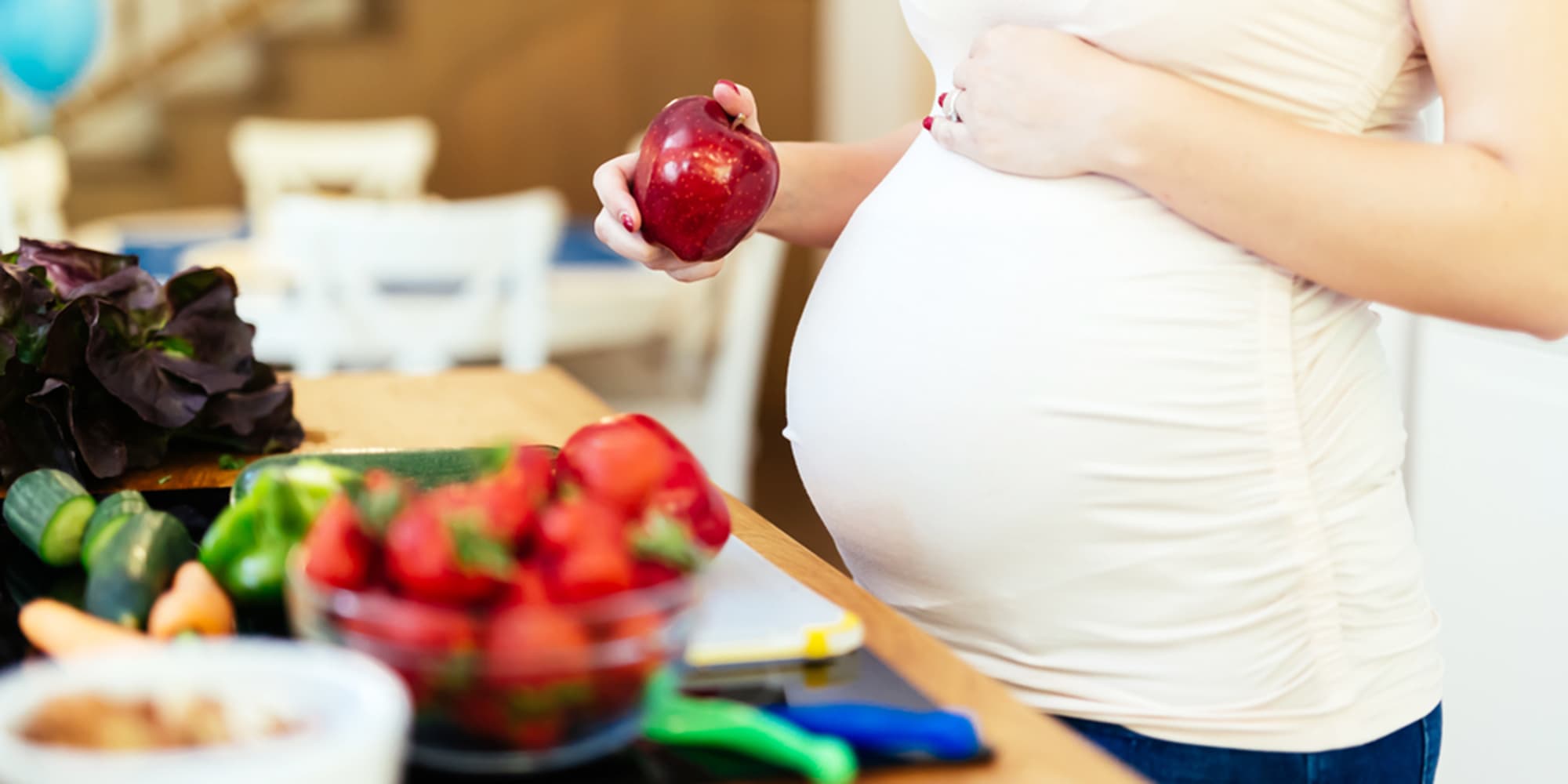 備孕時就可以開始補充葉酸，若想加強葉酸的吸收可以多吃維他命C。