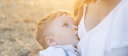哺乳是媽媽和寶寶親密的連結，多哺育母乳好處多