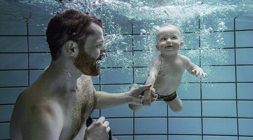 嬰兒游泳的好處很多，同時也可以享受親子互動時光