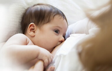 母乳是寶寶最好的營養來源，不論是照顧足月兒或早產兒時，醫師都會建議全母乳哺育，已提供寶寶完整營養