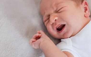 嬰兒咳嗽怎麼辦？新生兒咳嗽常見12原因、舒緩方法