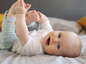 嬰兒翻身全指南 嬰兒翻身全指南!嬰兒翻身前兆/翻身練習,看懂嬰兒幾個月會翻身